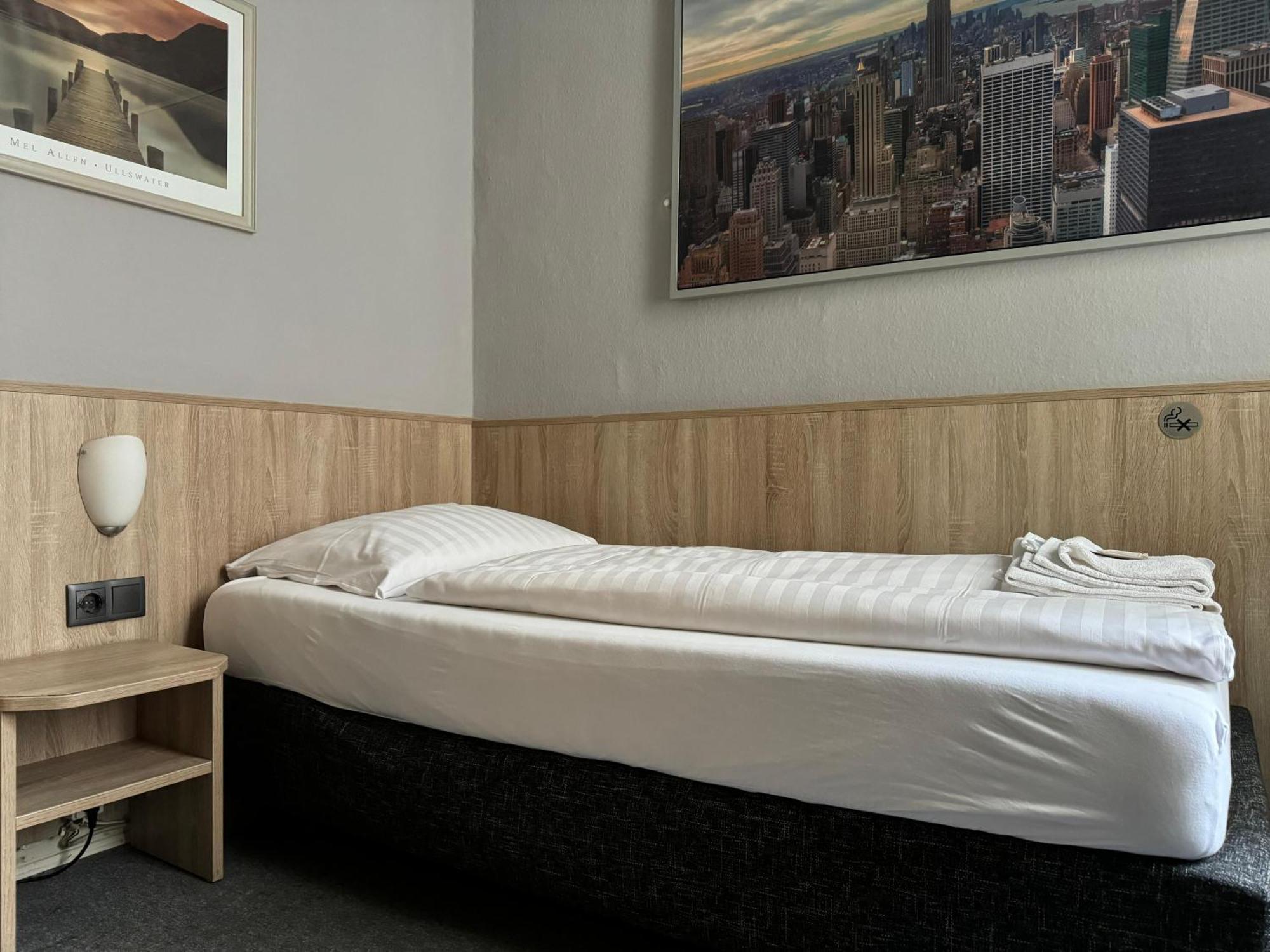 Single Room with shared Shower/WC,1572624425:JPEG